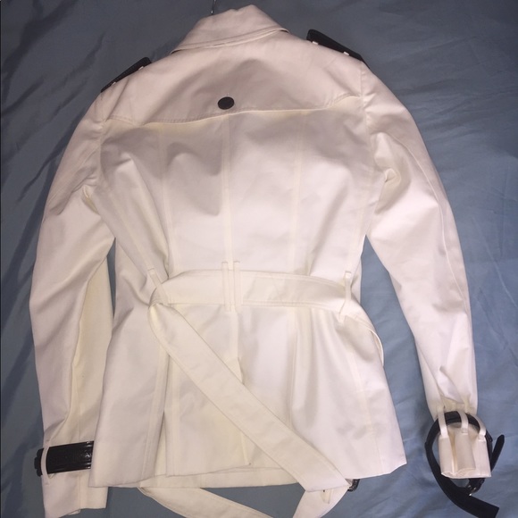 BURBERRY DOUBLE BREASTED SHORT TRENCH COAT - Picture 4 of 8